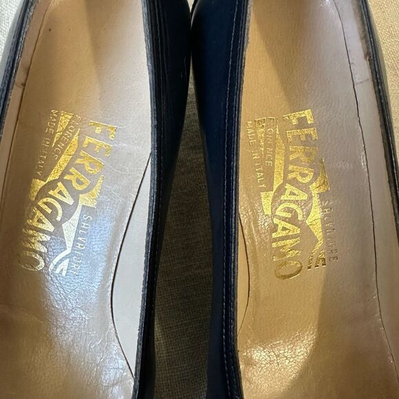 SALVATORE FERRAGAMO Slip-On Kitten Heel Dress Shoes in Navy Leather ITALY - Picture 7 of 12